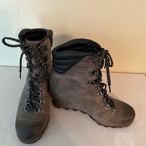 Sorel Distressed gray leather boots